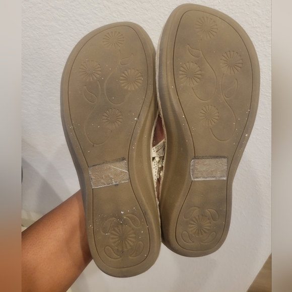 White Scalloped Laser-Cut Thong Sandals for Women - Picture 2 of 7